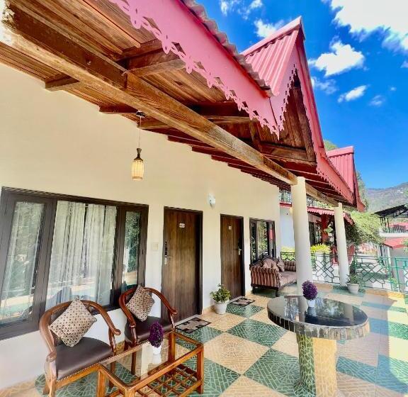 キングサイズベッドのスタンダードルーム, Sea Hawk Hill Resort A Luxury Boutique Resort, 20 Km From Nainital