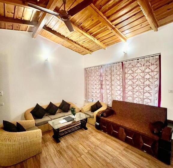 キングサイズベッドのスーペリアルーム, Sea Hawk Hill Resort A Luxury Boutique Resort, 20 Km From Nainital