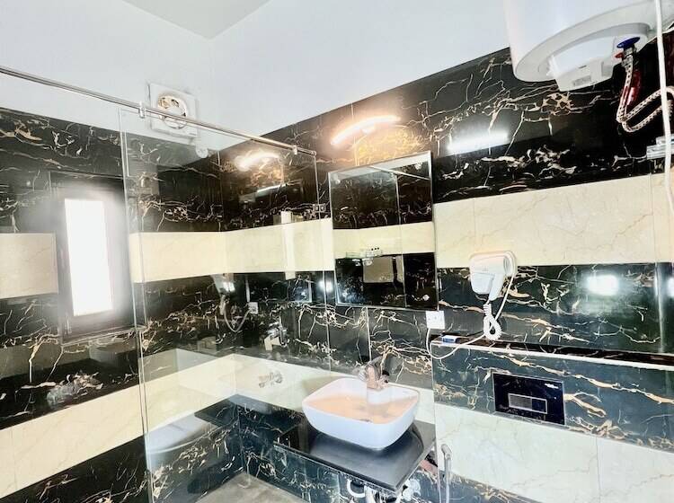 デラックスルーム, Sea Hawk Hill Resort A Luxury Boutique Resort, 20 Km From Nainital