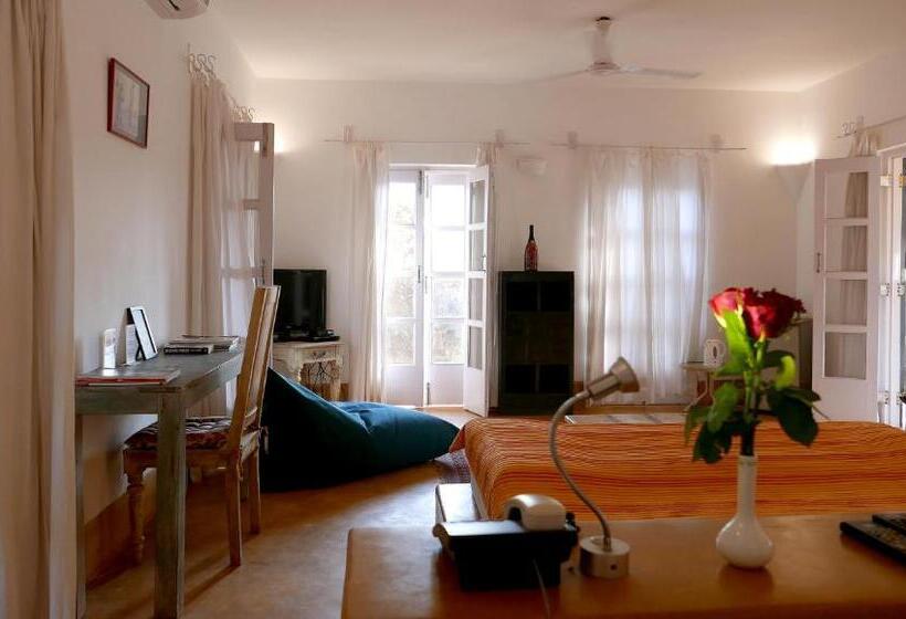 اتاق لوکس با بالکن, Sur La Mer