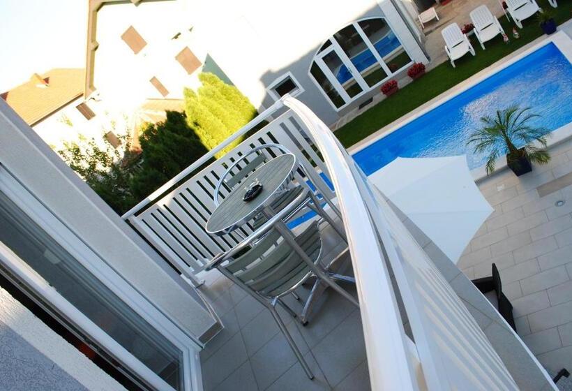 اتاق راحتی, Vila Delux