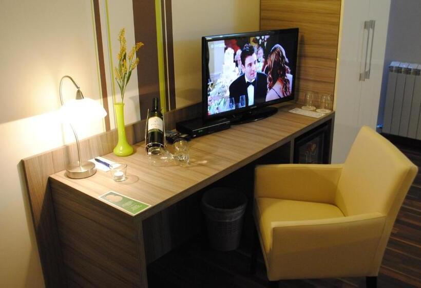 اتاق لوکس سه تخته, Vila Delux