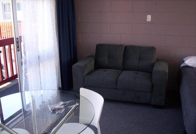 استودیوی استاندارد, Broadway Motor Inn