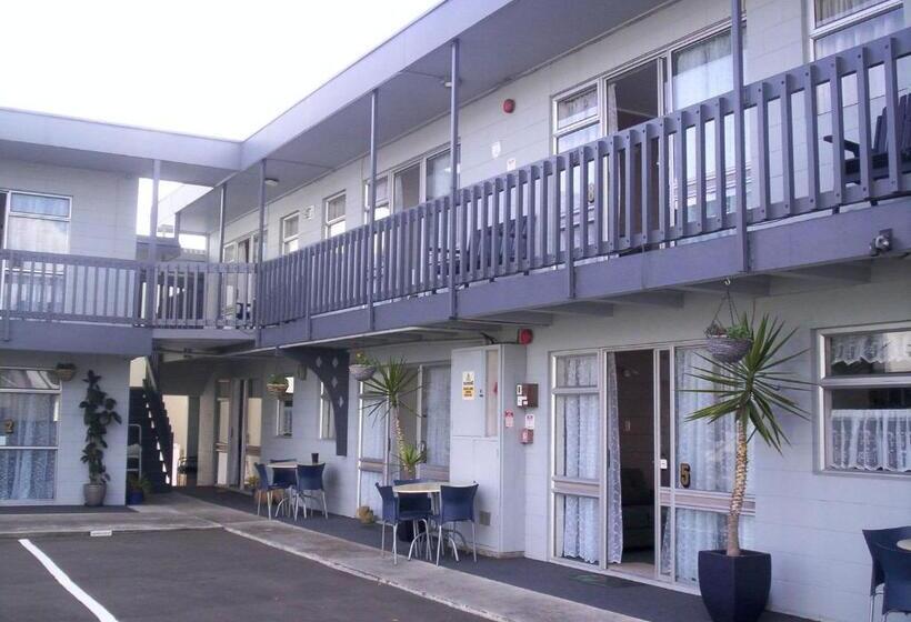 استودیوی استاندارد, Broadway Motor Inn