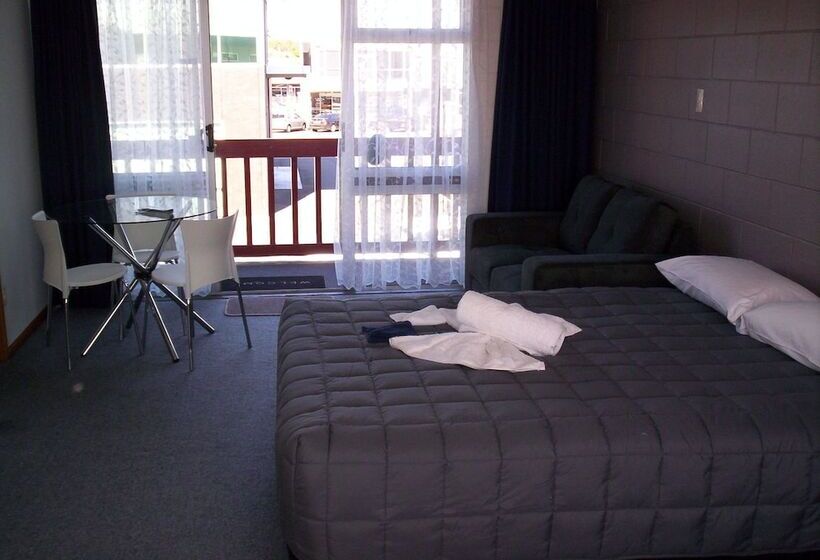 استودیوی استاندارد, Broadway Motor Inn