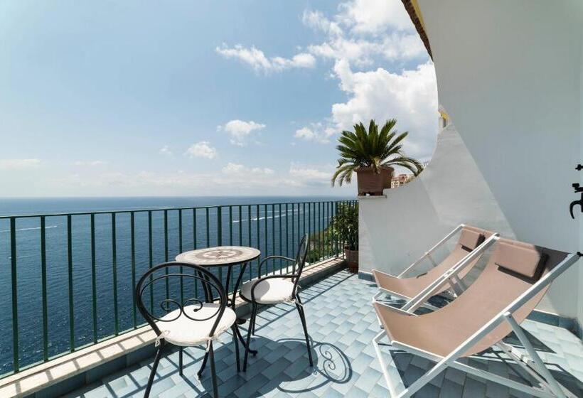 غرفة قياسية مطلّة علي البحر, Il Nido