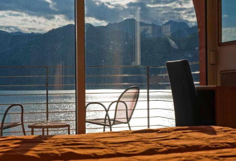 Номер Стандарт Вид на Озеро, Internazionale