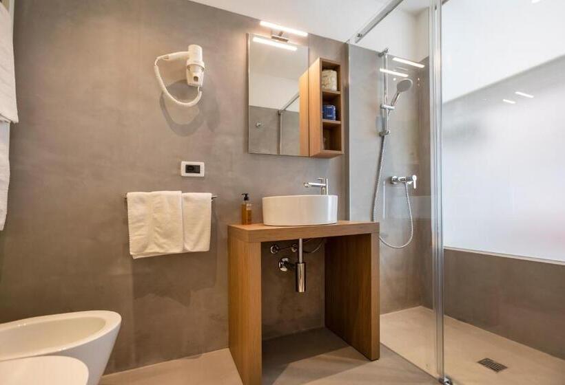 Номер Стандарт Вид на Озеро, Internazionale