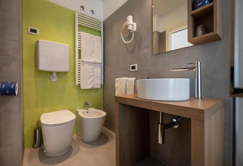 Номер Стандарт Вид на Озеро, Internazionale