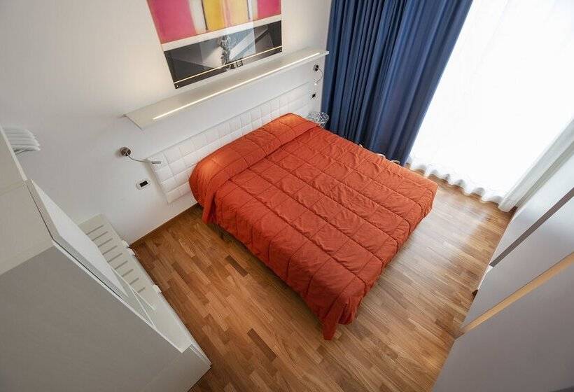 Номер Стандарт Вид на Озеро, Internazionale