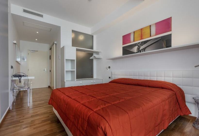 Номер Стандарт Вид на Озеро, Internazionale