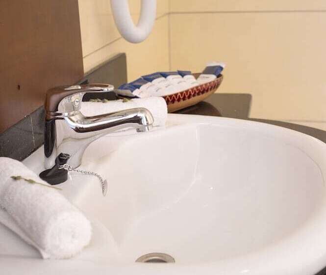 اتاق استاندارد با تخت دوبل و چشم‌انداز, Protea Hotel By Marriott Entebbe