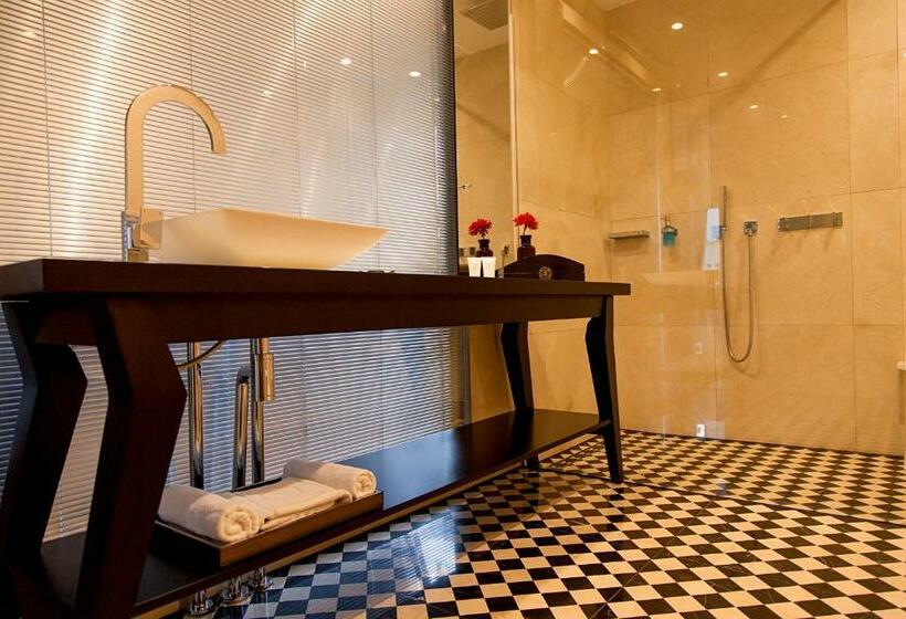 سوییت جونیور, Quentin Boutique Hotel