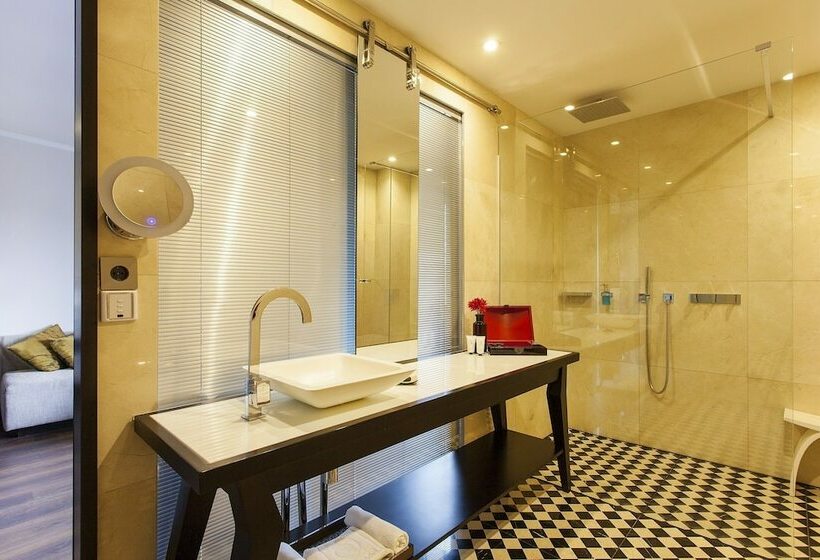 سوییت جونیور, Quentin Boutique Hotel