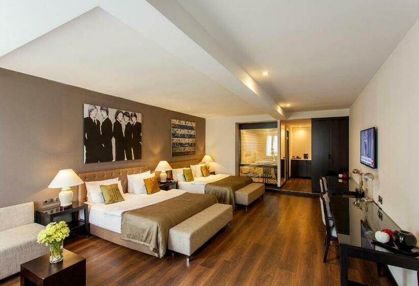 سوییت خانوادگی, Quentin Boutique Hotel