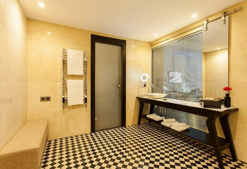 سوییت خانوادگی, Quentin Boutique Hotel