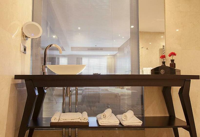 سوییت خانوادگی, Quentin Boutique Hotel