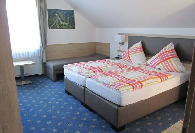 Номер Стандарт Трехместный, Land Gut Hotel Zur Burg Nürburg