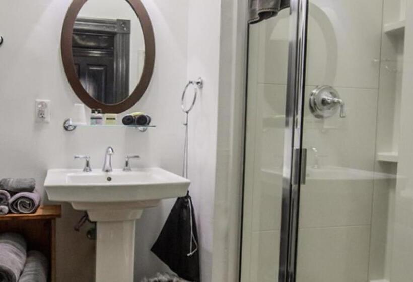 キングサイズベッドのスタンダードルーム, Giles