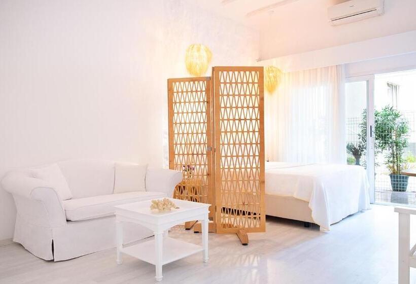 带阳台套房, Yasos Suites