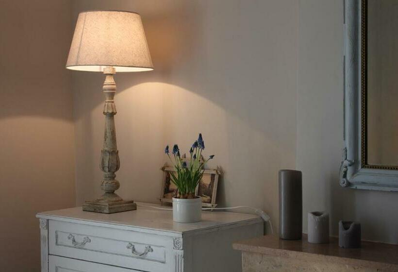 Номер Стандарт Вид на Сад, Les Romarins B&b, 10 Min D Uzès, Piscine Et Grand Jardin, Table D Hôte