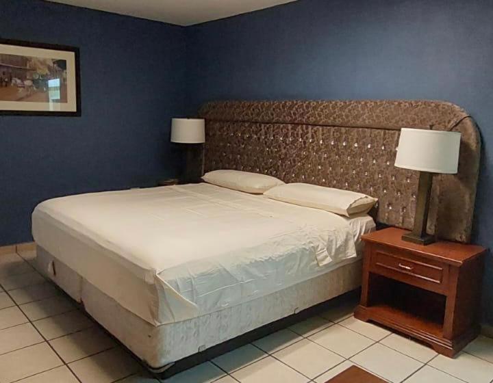 اتاق استاندارد چهار تخته, El Cortes