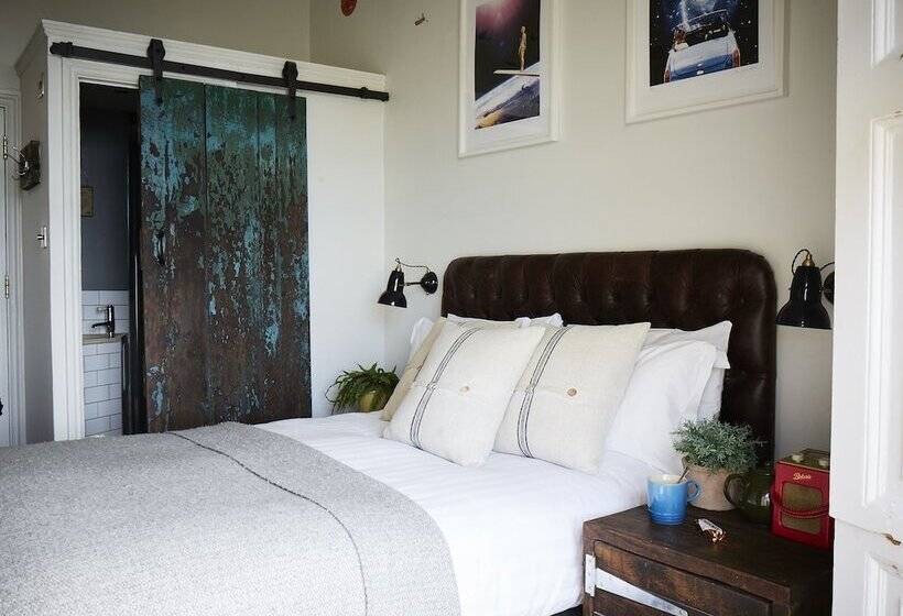 Standard Room Sea View with Balcony, Artist Residence Brighton