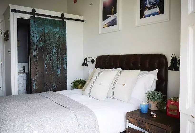 Standard Room Sea View with Balcony, Artist Residence Brighton