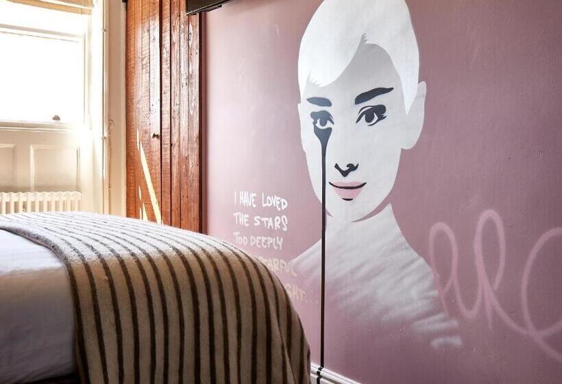 Basic Room, Artist Residence Brighton