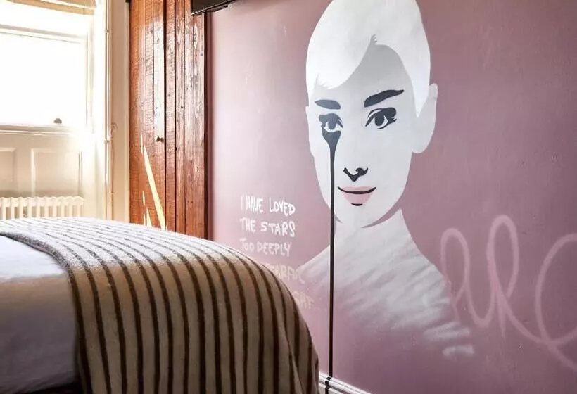 Basic Room, Artist Residence Brighton