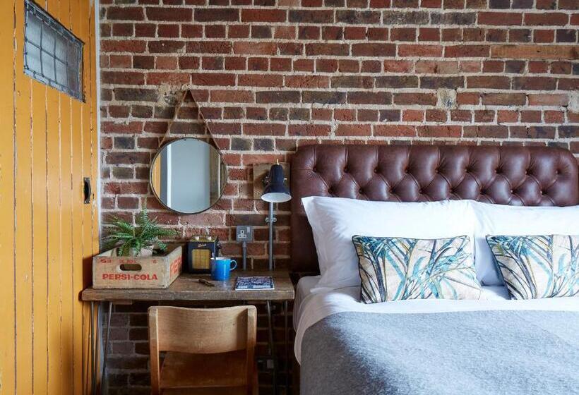 Basic Room, Artist Residence Brighton