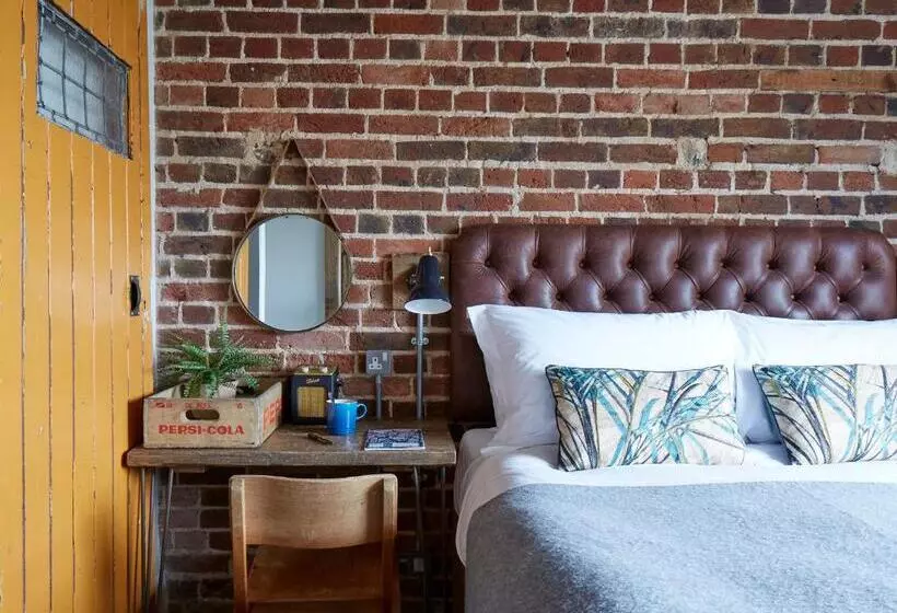 Basic Room, Artist Residence Brighton