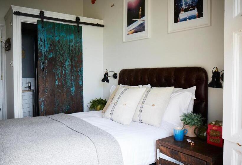 Basic Room, Artist Residence Brighton