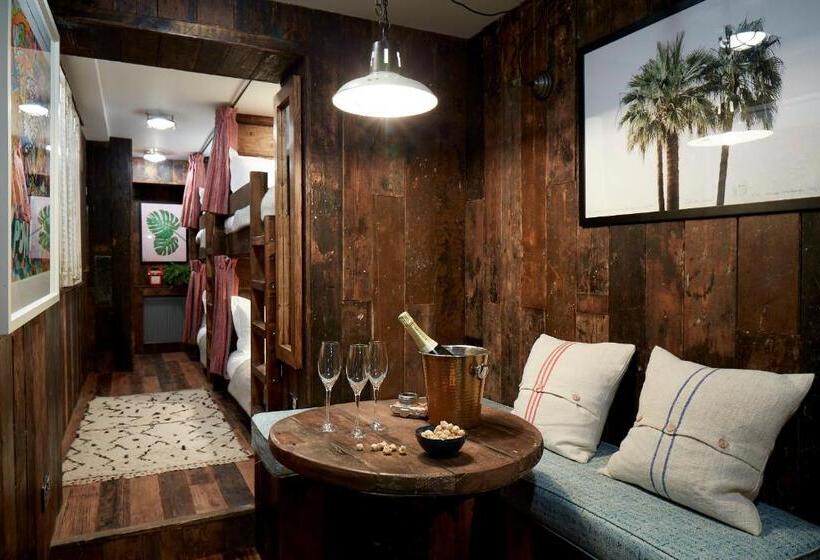 Standard Quadruple Room, Artist Residence Brighton