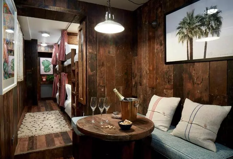 Standard Quadruple Room, Artist Residence Brighton
