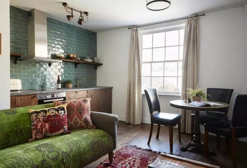 1 Bedroom Apartment Sea View, Artist Residence Brighton