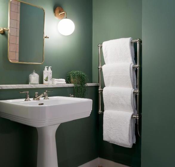 1 Bedroom Apartment with Balcony, Artist Residence Brighton