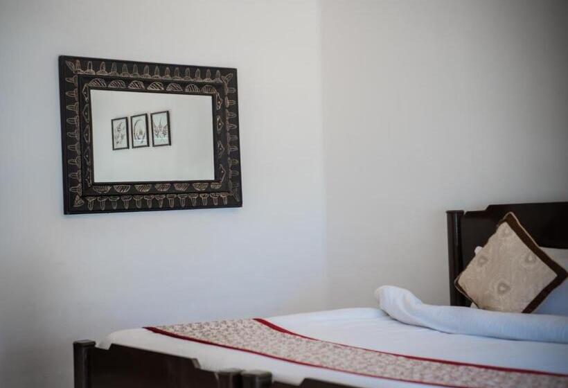 اتاق کلاسیک, Bhikampur Lodge By Howard