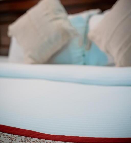 اتاق کلاسیک, Bhikampur Lodge By Howard