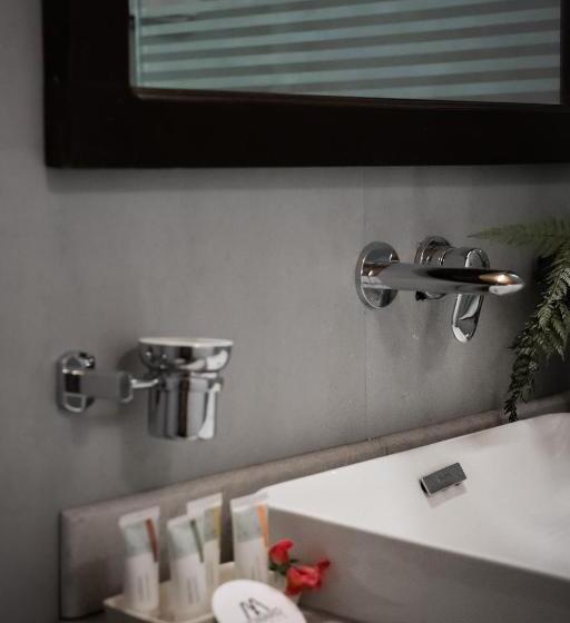 سوییت خانوادگی, Bhikampur Lodge By Howard