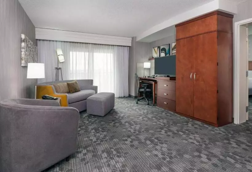 キングサイズベッドのスイートルーム, Courtyard By Marriott Buffalo Airport