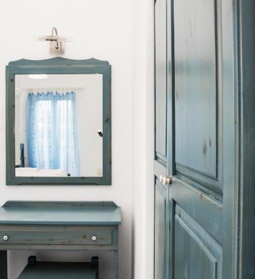 Трехместный Номер Стандарт Вид на Бассейн, Ikaros Studios & Apartments