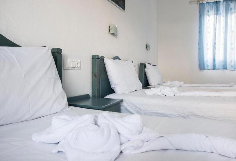 Трехместный Номер Стандарт Вид на Бассейн, Ikaros Studios & Apartments