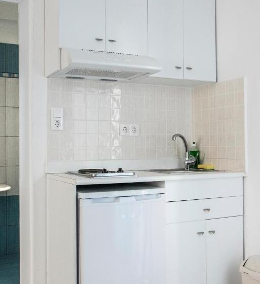 Трехместный Номер Стандарт Вид на Бассейн, Ikaros Studios & Apartments