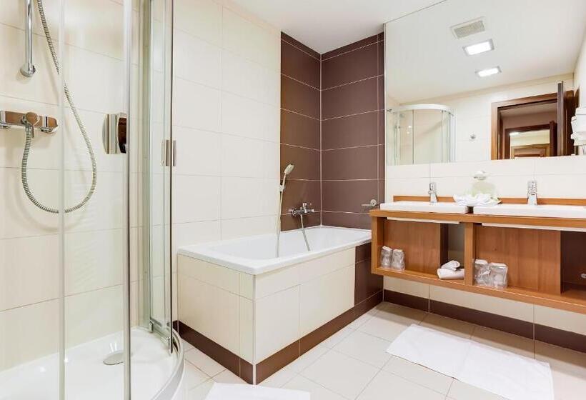 家庭套房, Janosik