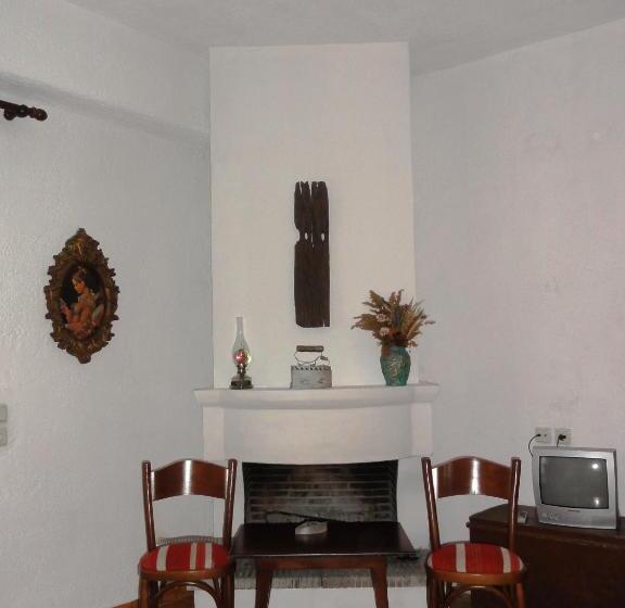 חדר סטנדרט לשלושה, Sintrivanis Mountain