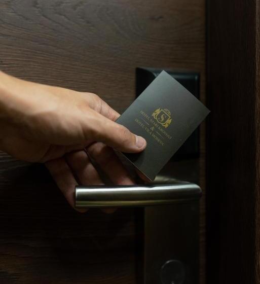 Pokój Deluxe, Stari Krovovi