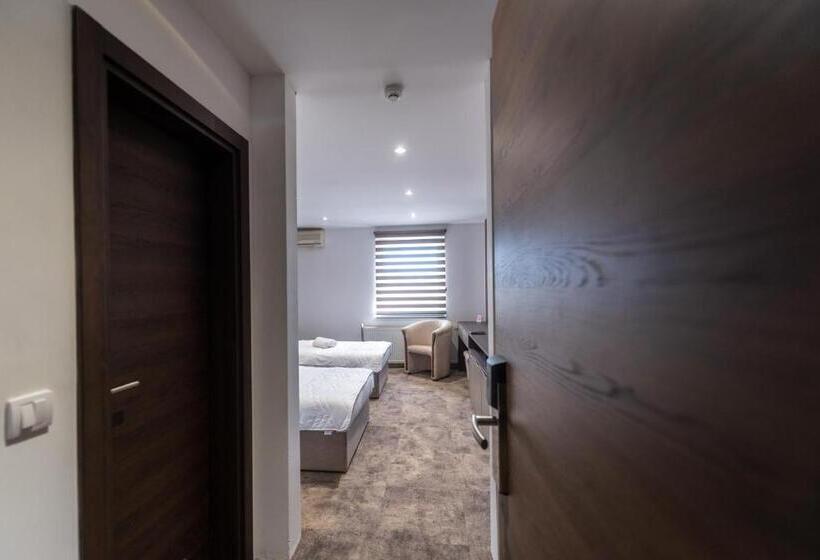 Pokój Deluxe, Stari Krovovi