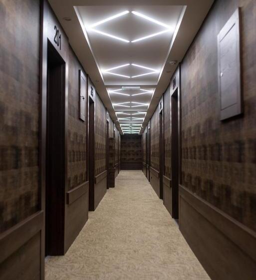 Pokój Deluxe, Stari Krovovi