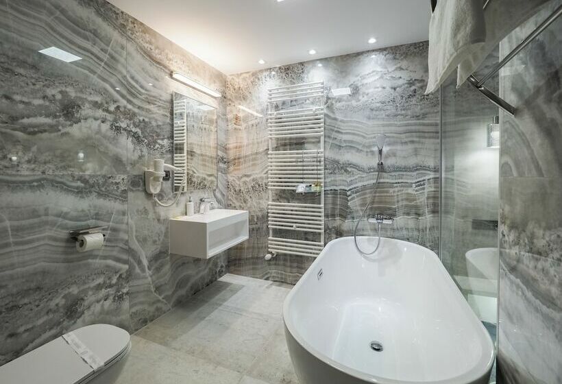 غرفة ديلوكس, Anastasia